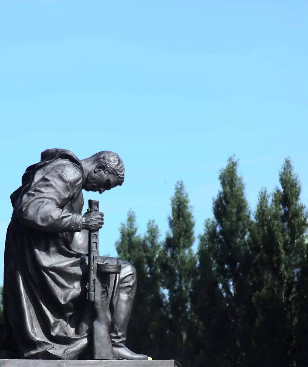 Sowjetisches Ehrenmal im Treptower Park – Soldatenskulptur, Alt-Treptow, Treptow-Köpenick