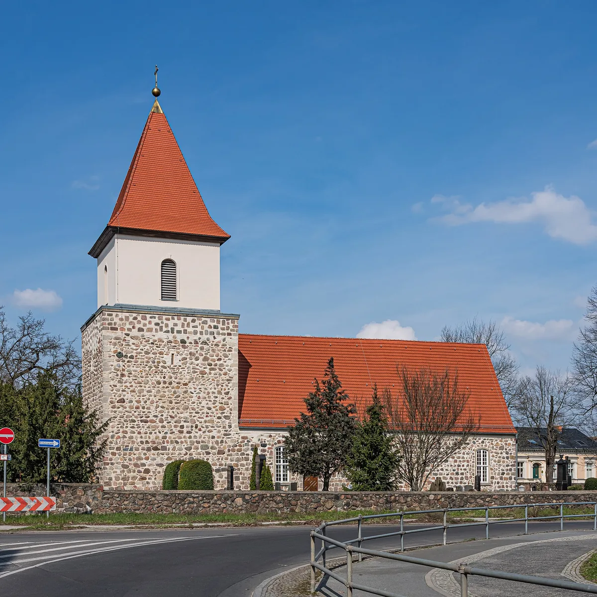 Dorfanger Alt-Blankenburg mit Dorfkirche – historischer Anger im Pankow-Ortsteil Blankenburg