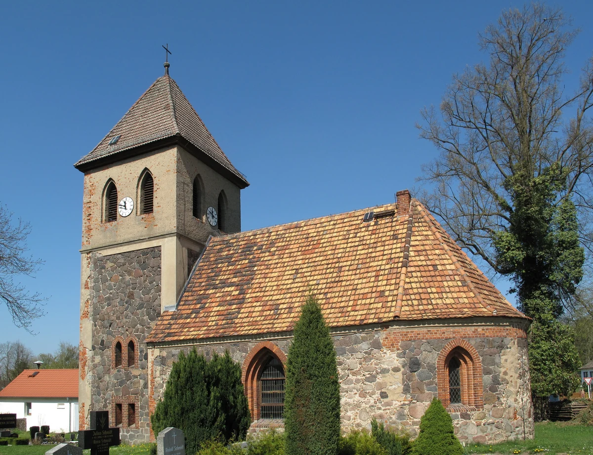 Dorfkirche Bollersdorf – Feldsteinkirche und Bollersdorfer Stein (Findling), Ortsteil der Gemeinde Oberbarnim, Märkisch-Oderland, Brandenburg