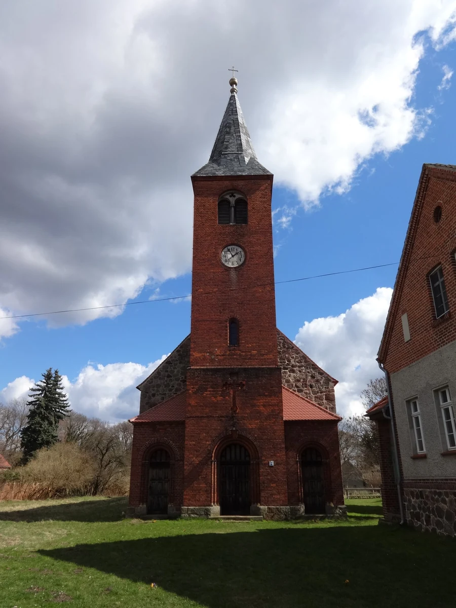 Dorfkirche Buckau – Feldsteinkirche mit Westturm im Ortsteil Buckau, Gemeinde Buckautal, Potsdam-Mittelmark, Brandenburg