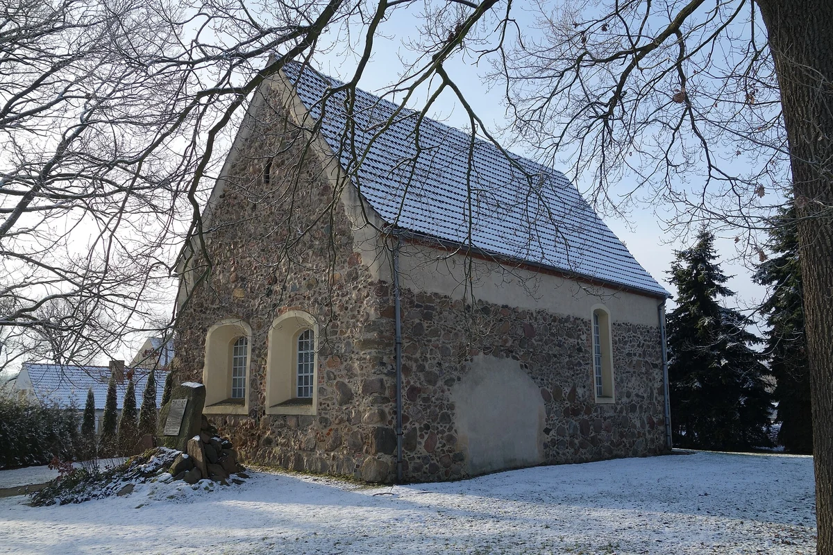 Dorfkirche Görsdorf – Feldsteinkirche mit Glockenturm in der Gemeinde Dahmetal, Teltow-Fläming, Brandenburg