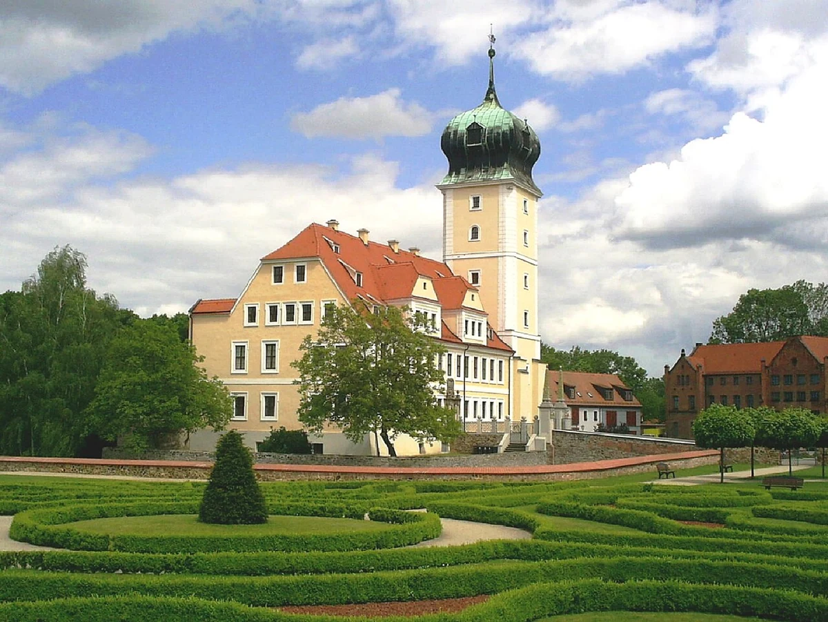 Barockschloss Delitzsch mit Schlossgraben und Barockgarten – Wahrzeichen der Kreisstadt in Nordsachsen