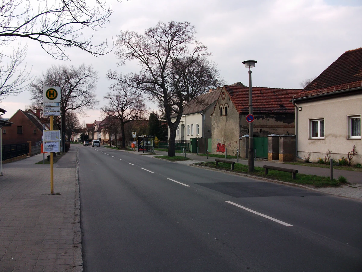 Dorfstraße in Berlin-Falkenberg (Lichtenberg) – Dorfkern am nordöstlichen Stadtrand, nicht Falkenberg/Elster