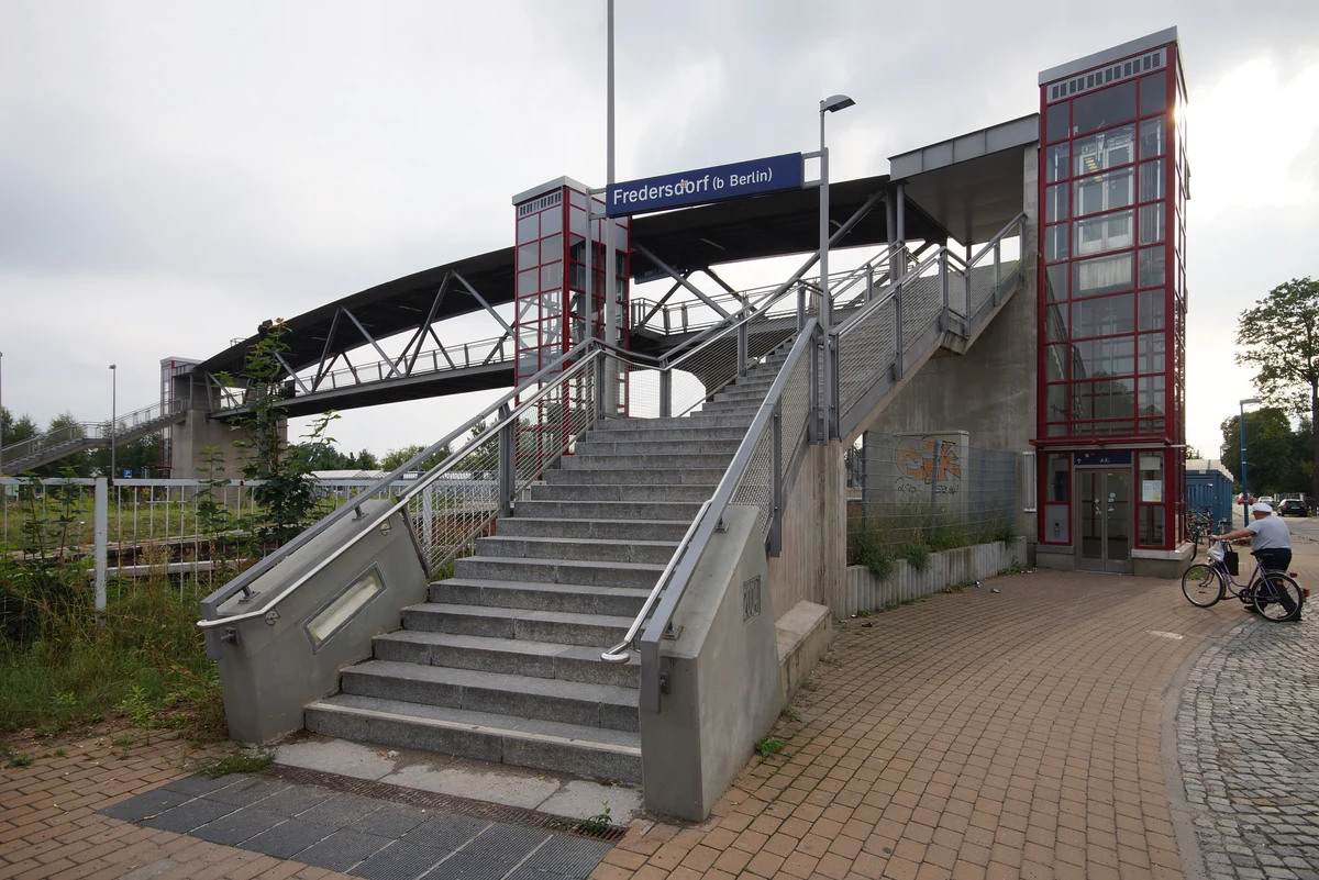 S-Bahnhof Fredersdorf – Nordeingang, Ortsteil Fredersdorf Nord der Gemeinde Fredersdorf-Vogelsdorf, Märkisch-Oderland, Brandenburg