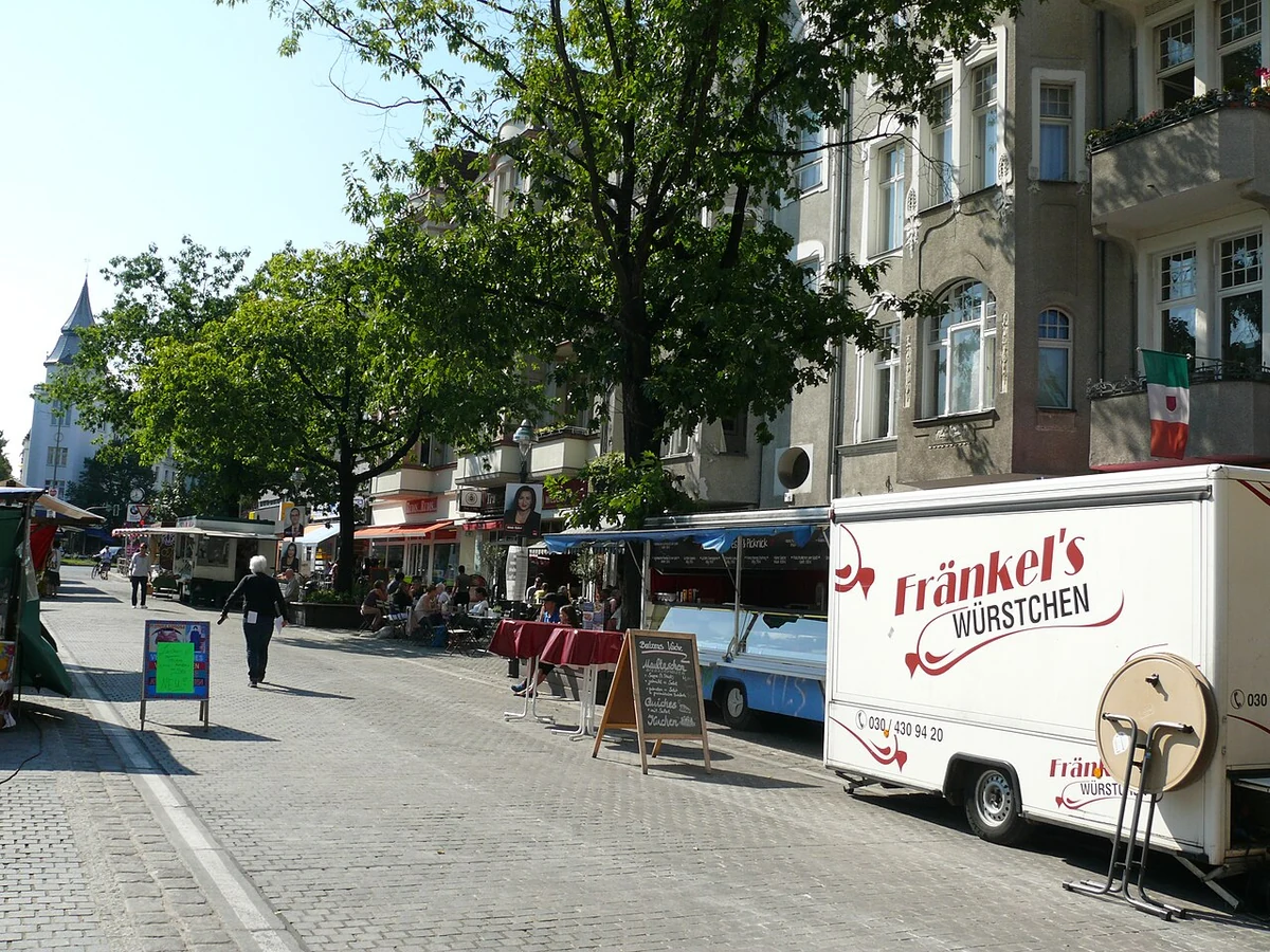 Breslauer Platz mit Rathaus Friedenau – Wochenmarkt und Carstenn-Netz, Tempelhof-Schöneberg