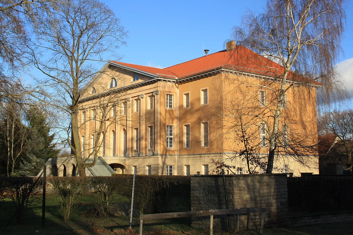 Schloss Garzau – Herrenhaus mit Landschaftspark und Feldsteinpyramide, Ortsteil Garzau, Gemeinde Garzau-Garzin, Märkisch-Oderland, Brandenburg