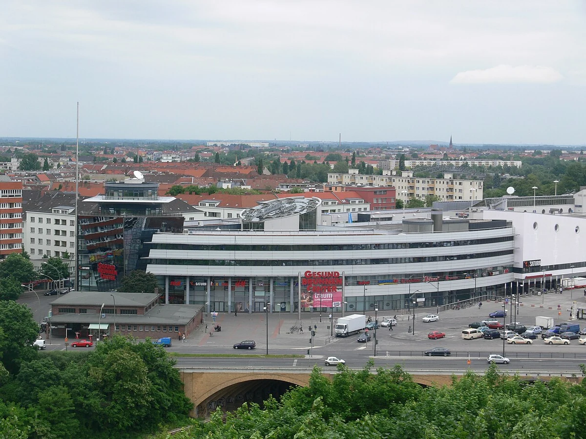 Volkspark Humboldthain in Berlin-Gesundbrunnen – Humboldthöhe und Blick zum Gesundbrunnen-Center, Bezirk Mitte