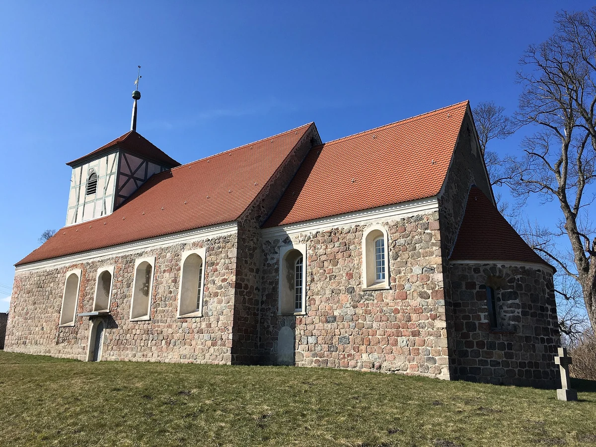Dorfkirche Gielsdorf – mittelalterliche Feldsteinkirche (KunstKirche) in Gielsdorf, Ortsteil von Altlandsberg, Märkisch-Oderland, Brandenburg