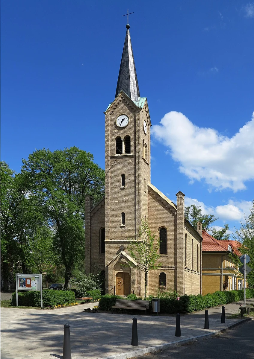 Evangelische Dorfkirche Glienicke/Nordbahn – neoromanischer Backsteinbau am Dorfanger, Oberhavel, Brandenburg