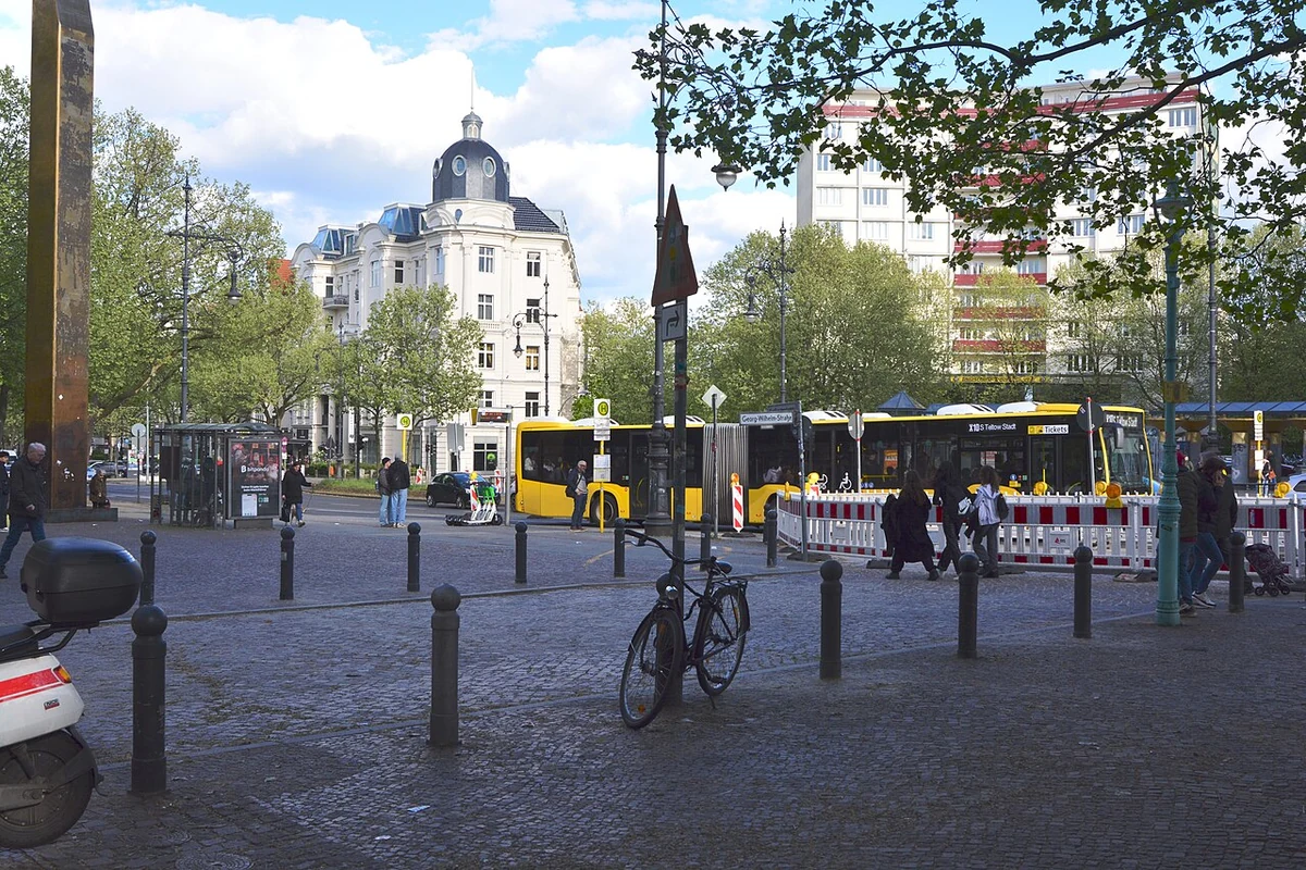 Henriettenplatz in Berlin-Halensee – Tor zum Kurfürstendamm-West, Charlottenburg-Wilmersdorf