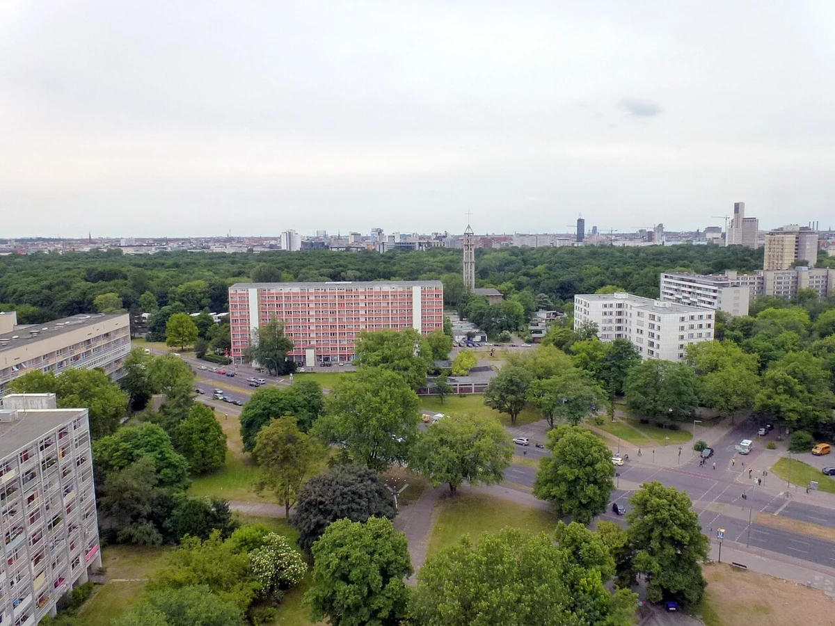 Hansaplatz im Berliner Hansaviertel – Interbau-Zentrum mit Wasserbecken und Nachkriegsmoderne, Mitte