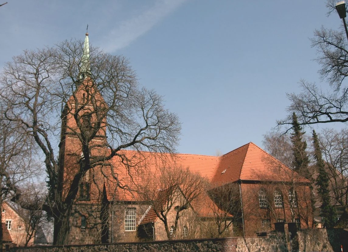 Dorfkirche Heinersdorf am historischen Dorfkern – Pankow-Ortsteil an der Berliner Allee