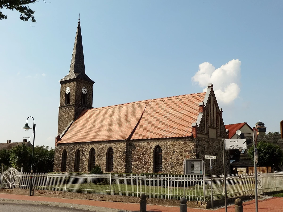 Dorfkirche Hennickendorf – Feldsteinkirche am Kirchplatz 6, Ortsteil Hennickendorf von Rüdersdorf bei Berlin, Märkisch-Oderland, Brandenburg