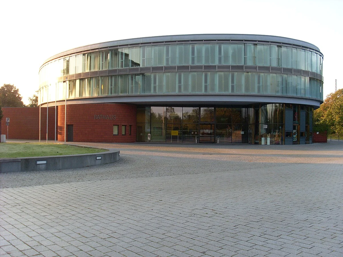 Rathaus Hennigsdorf – Wahrzeichen der Industriestadt in Oberhavel, Brandenburg
