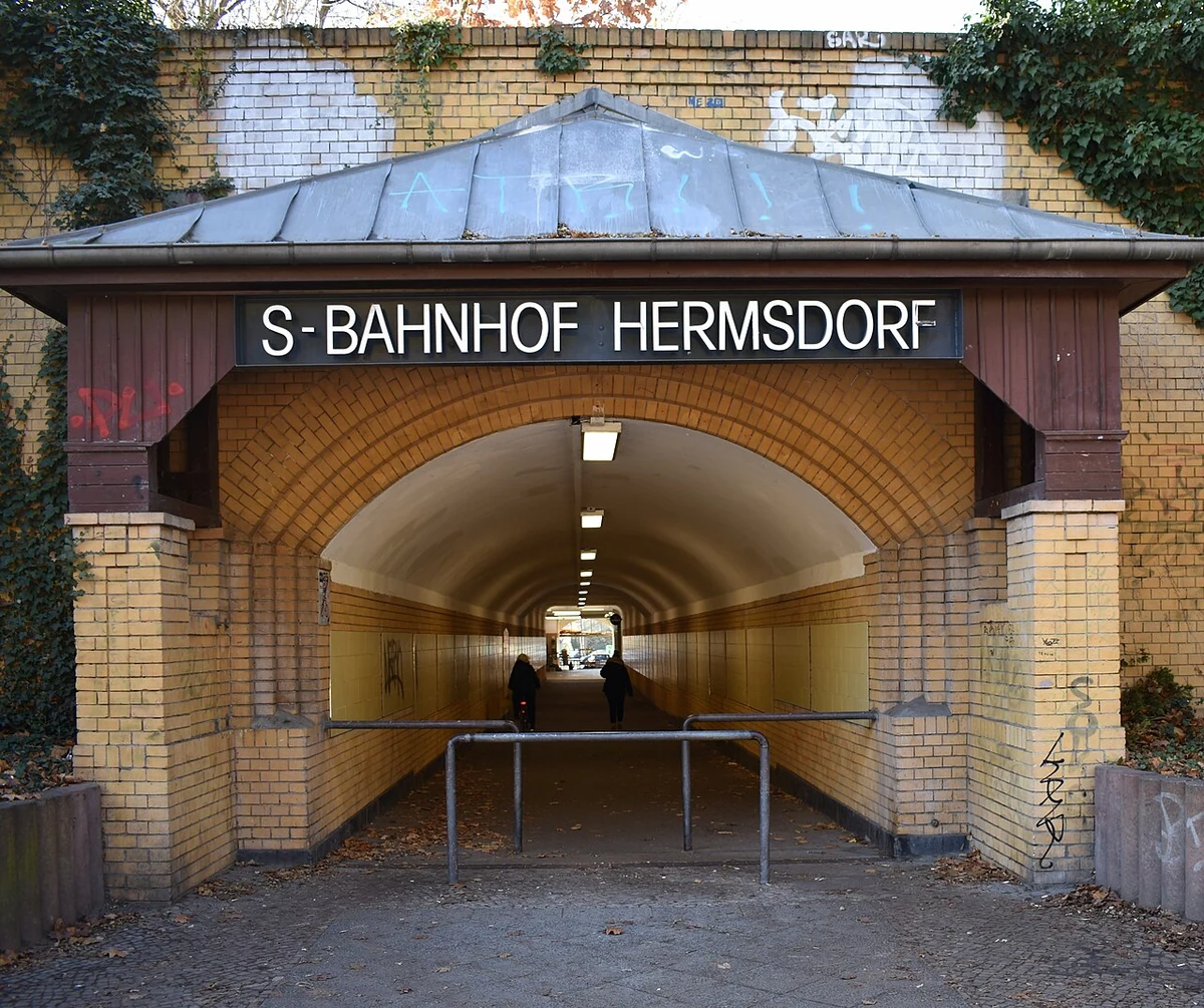 S-Bahnhof Berlin-Hermsdorf – historisches Empfangsgebäude und Zugang, Reinickendorf-Nord