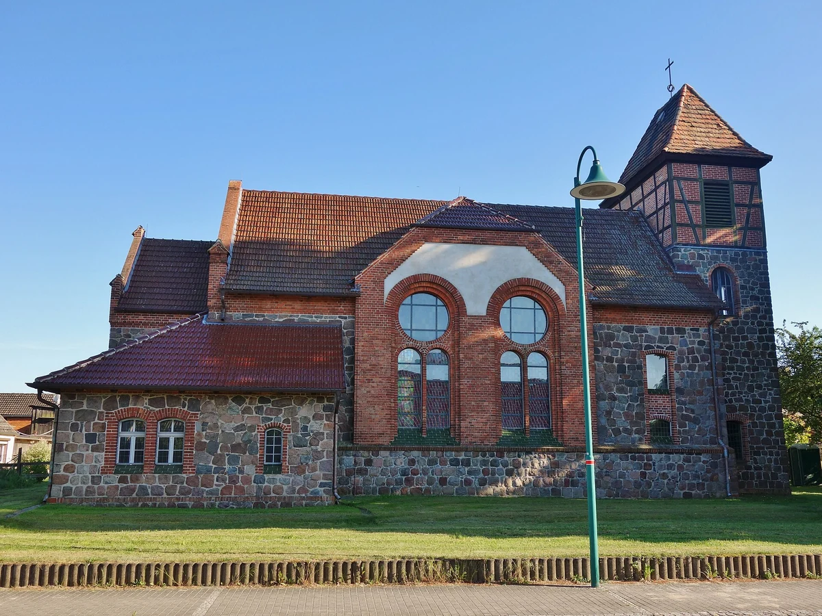 Dorfkirche Steinbeck – neuromanischer Feldsteinsaal in Höhenland OT Steinbeck, Märkisch-Oderland, Brandenburg