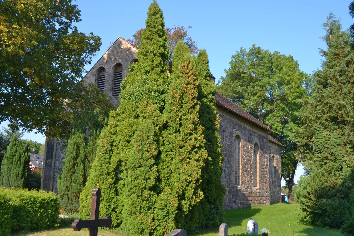 Dorfkirche Hohenstein am Anger mit Teich – Feldsteinkirche, Ortsteil der Stadt Strausberg, Märkisch-Oderland, Brandenburg
