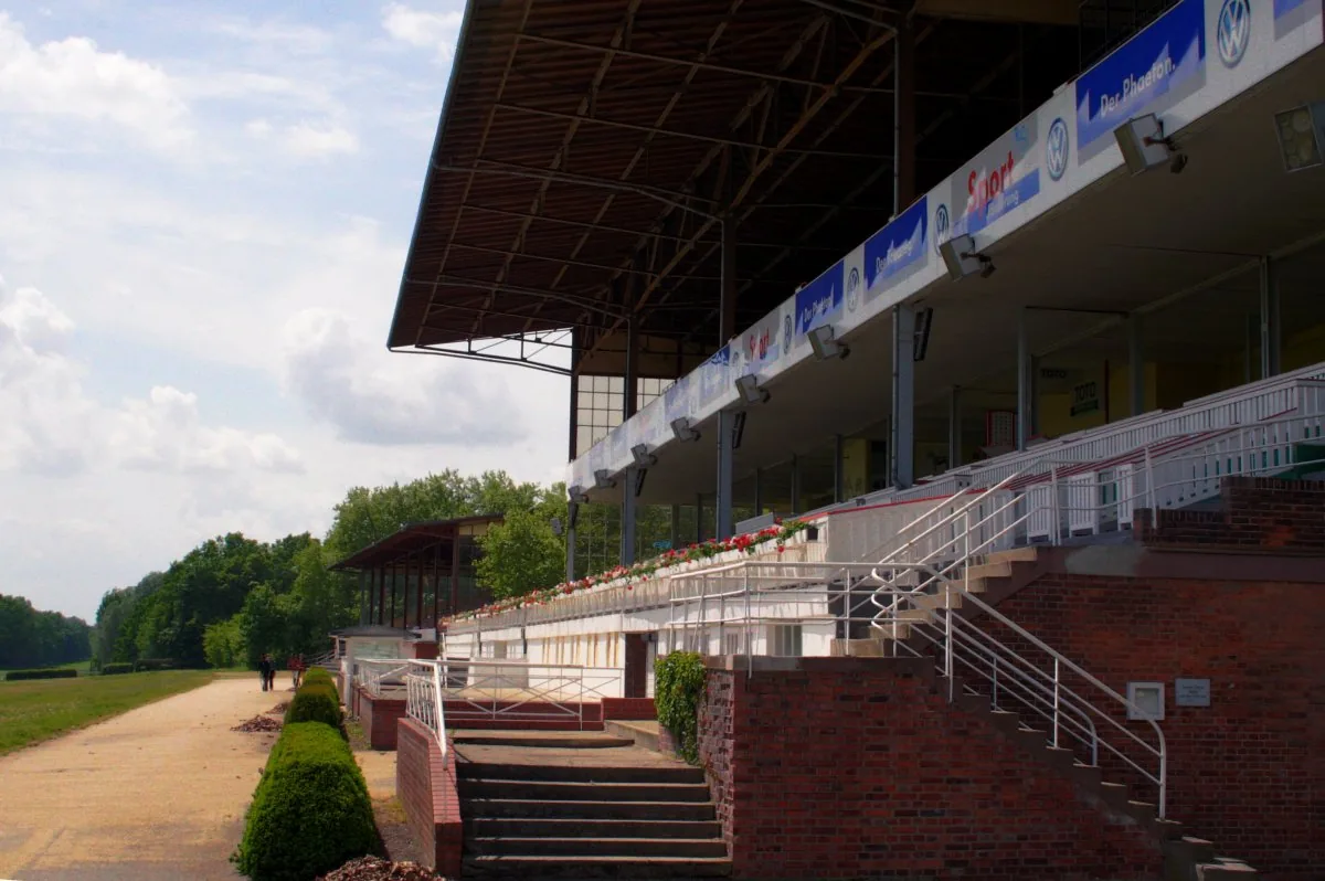 Galopprennbahn Hoppegarten – Haupttribüne und Geläuf, Dahlwitz-Hoppegarten, Märkisch-Oderland, Brandenburg