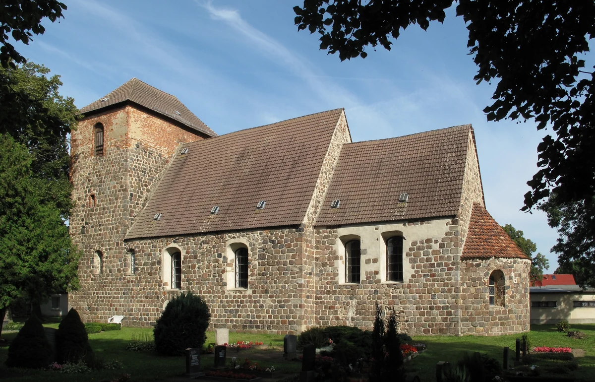 Dorfkirche Klosterdorf – Feldsteinkirche aus dem 13. Jahrhundert am Kreuzanger, Ortsteil der Gemeinde Oberbarnim, Märkisch-Oderland, Brandenburg