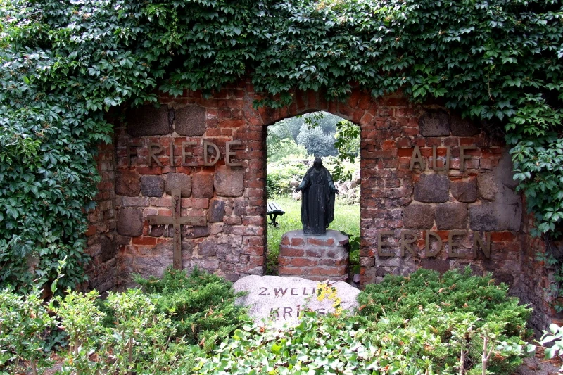 Ruine der Dorfkirche Malchow an der Dorfstraße – Gedenkort und Wahrzeichen des Lichtenberg-Ortsteils