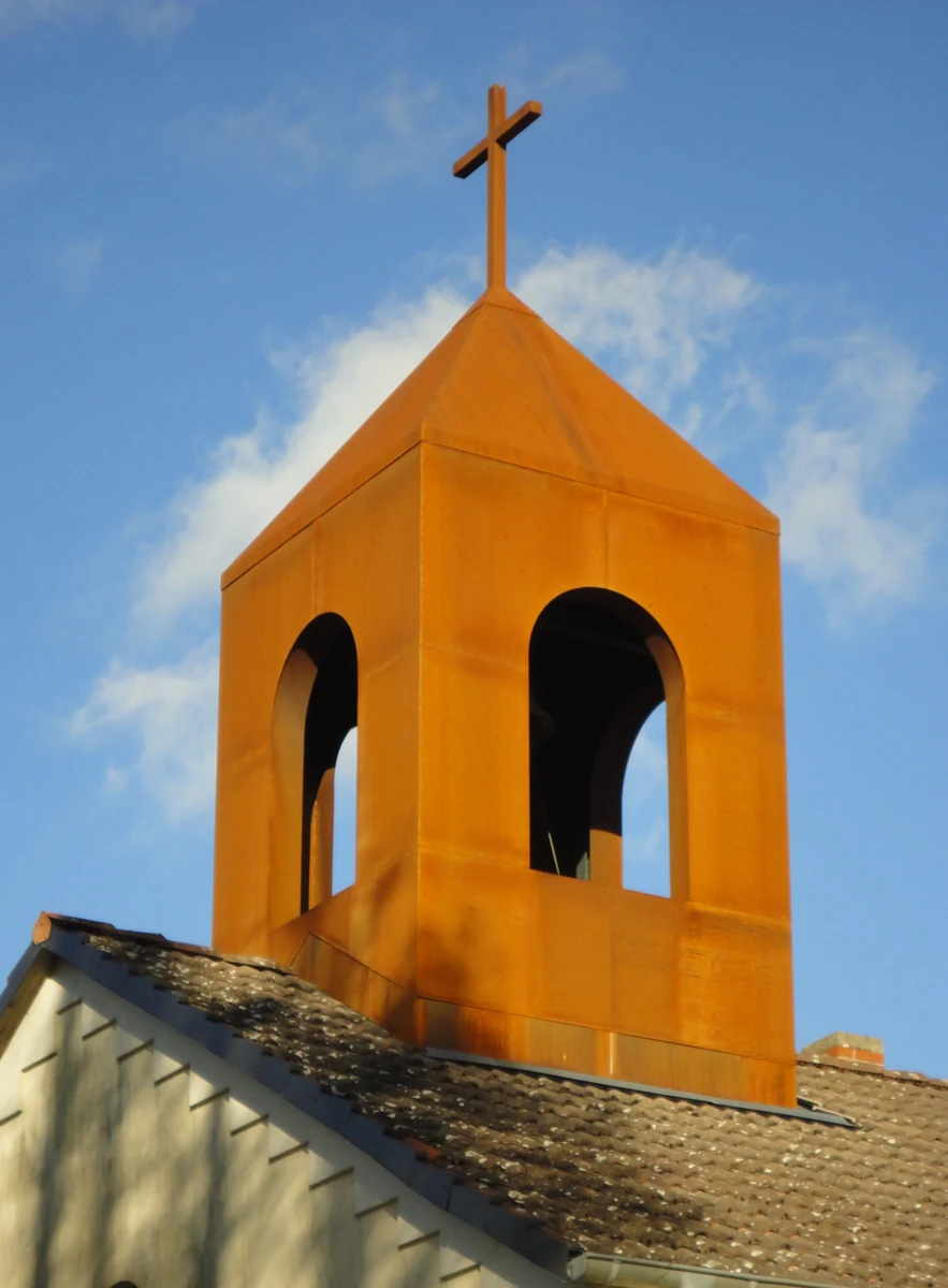 Dorfkirche Melchow – Kirche mit Cortenstahl-Glockenturm an der Alten Dorfstraße, Barnim, Brandenburg