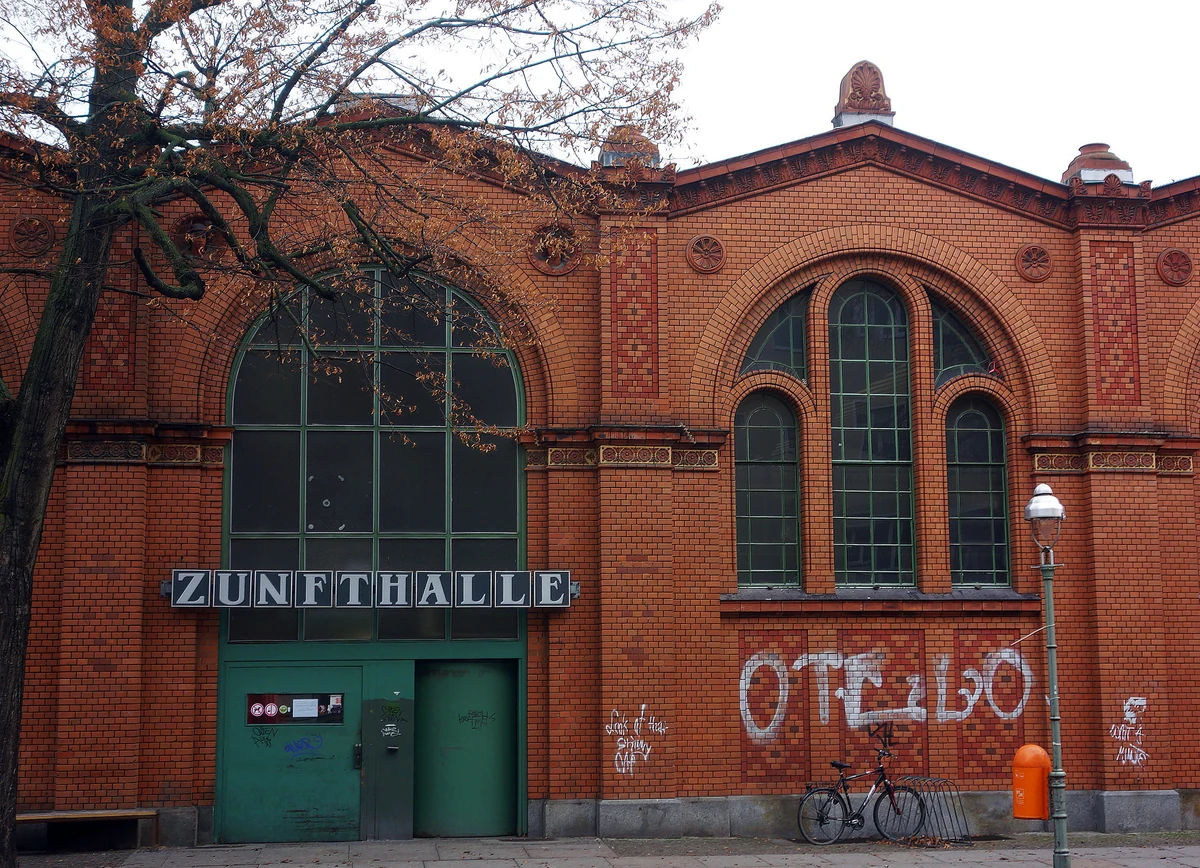 Arminiusmarkthalle in Berlin-Moabit an der Arminiusstraße – historische Markthalle und Ortsteil-Wahrzeichen, Mitte