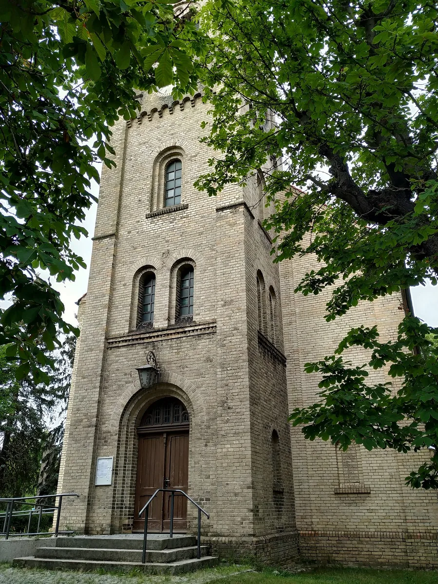 Dorfkirche Mühlenbeck – neuromanischer gelber Backsteinbau der Stüler-Schule, Dorfkern Mühlenbeck, Brandenburg