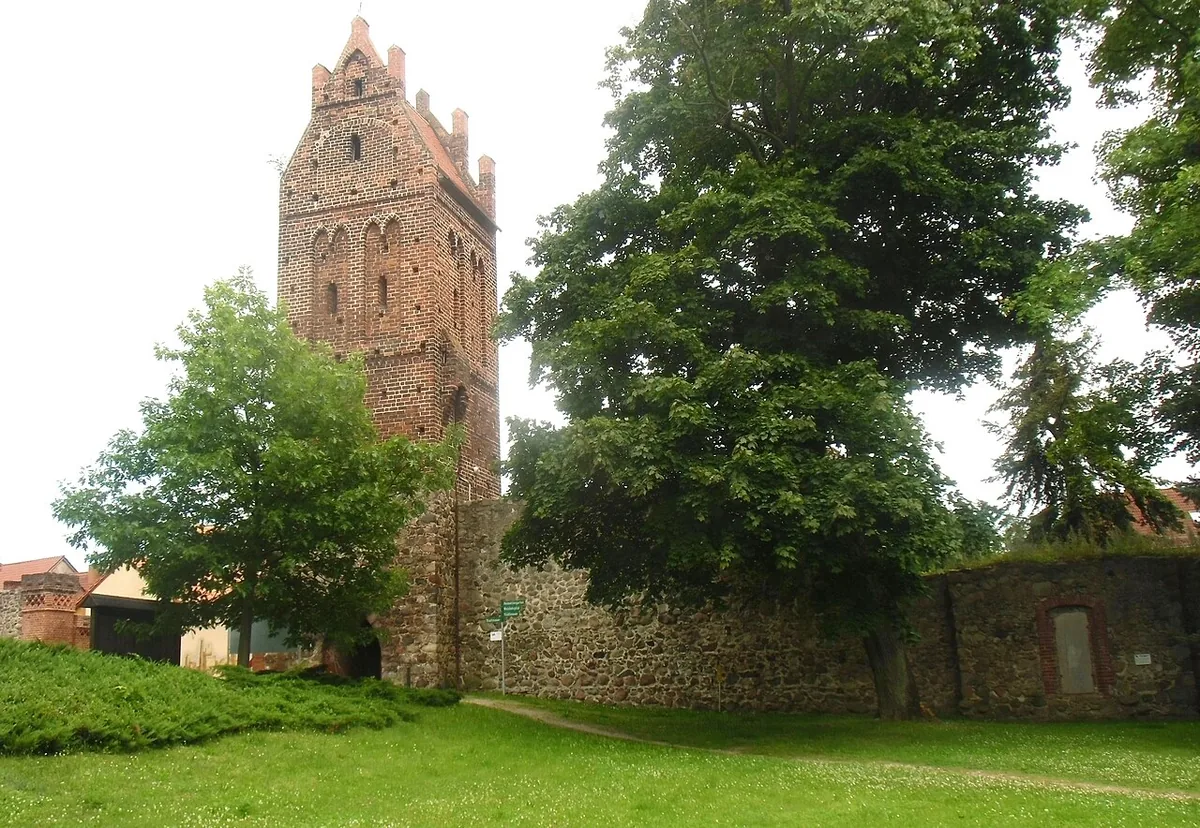 Stadtmauer Müncheberg mit Berliner Torturm – mittelalterliche Stadtbefestigung ab 1319, Altstadt Müncheberg, Märkisch-Oderland, Brandenburg