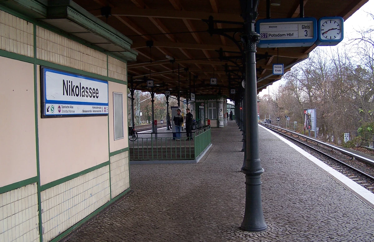 S-Bahnhof Berlin-Nikolassee – Empfangsgebäude und Ortsteil-Marke im Villenviertel, Steglitz-Zehlendorf