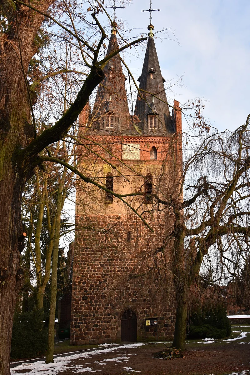 St.-Annen-Kirche Zepernick mit Doppelturm – evangelische Dorfkirche im Ortskern Alt-Zepernick, Panketal, Brandenburg