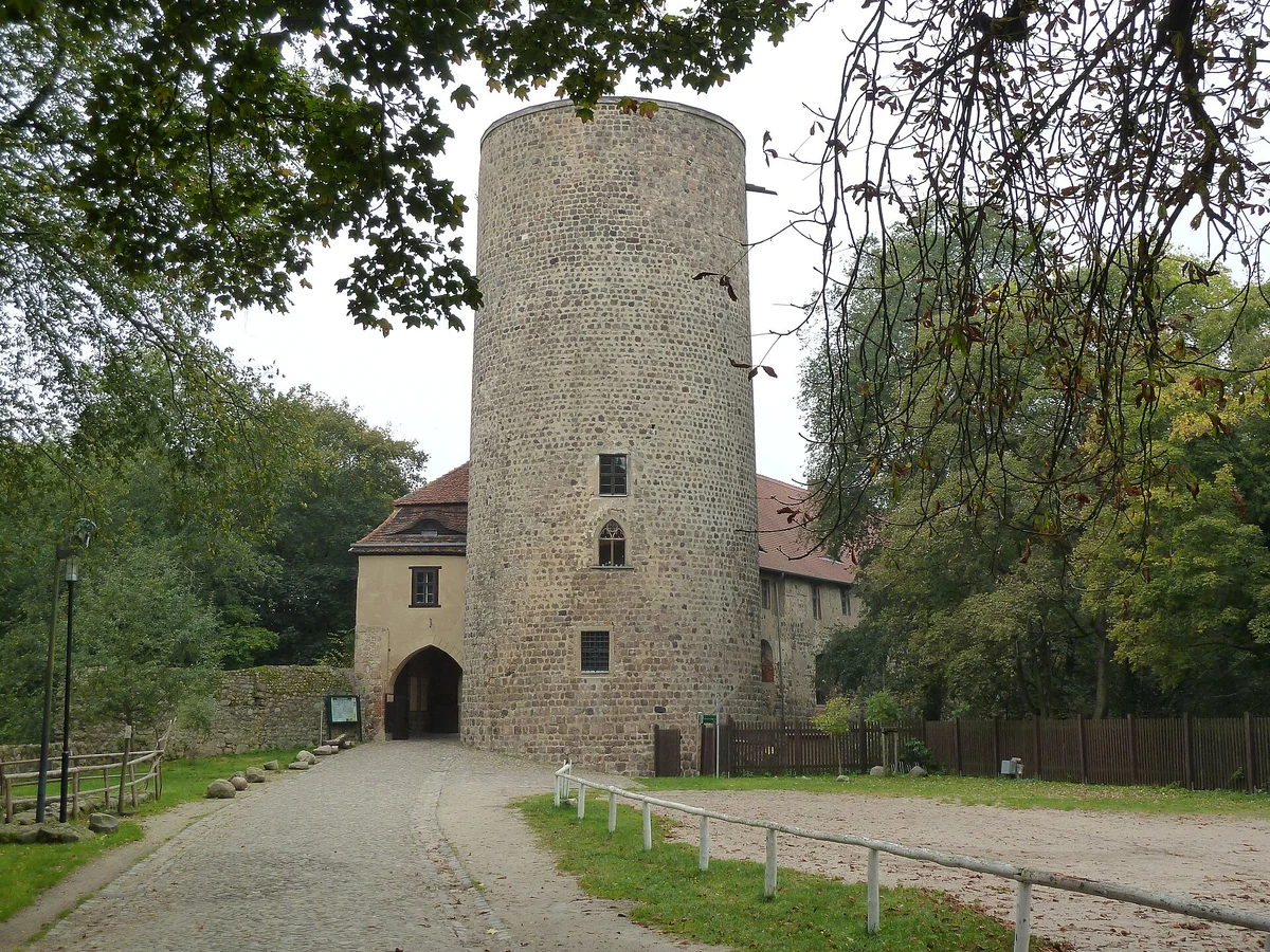 Burg Rabenstein – mittelalterliche Höhenburg mit Bergfried im Ortsteil Raben, Hoher Fläming, Brandenburg