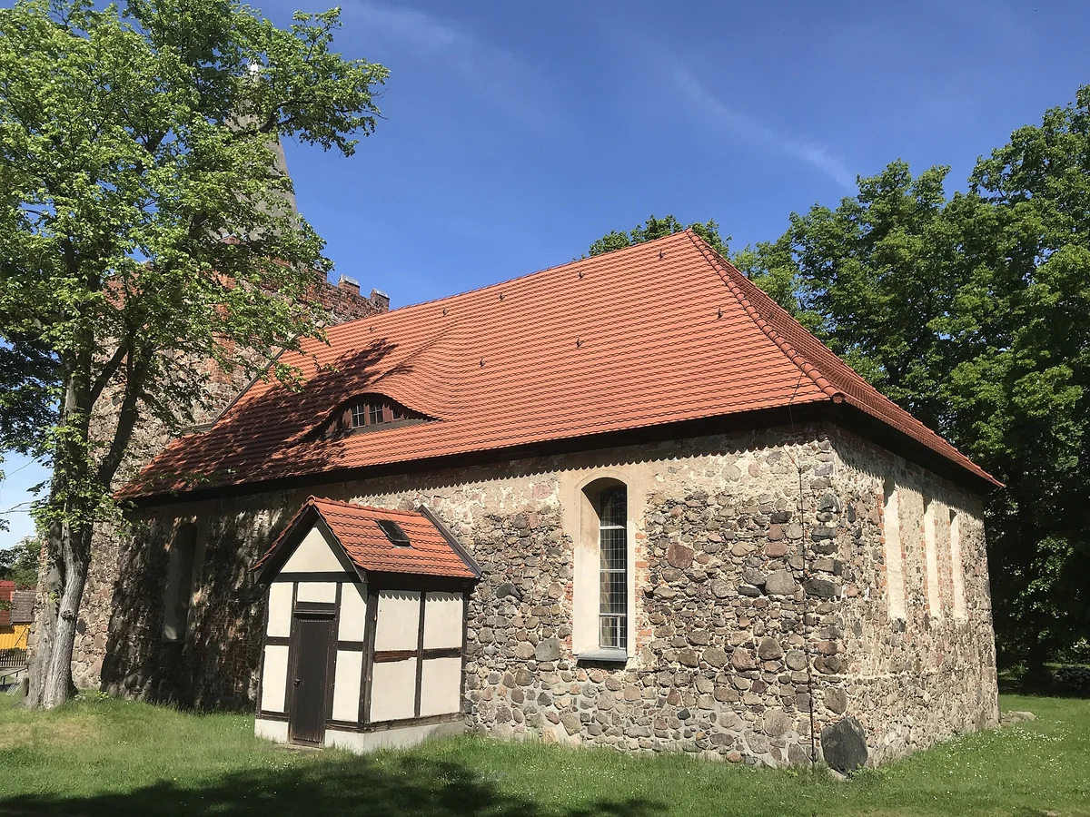 Dorfkirche Rauen – Feldsteinkirche mit Westturm an der Chausseestraße, Oder-Spree, Brandenburg