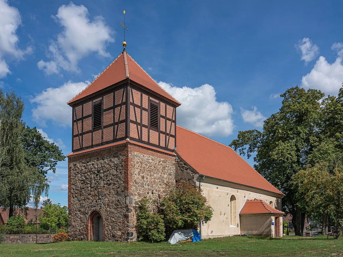 Dorfkirche Reichenwalde – Feldsteinkirche mit Wehrturm auf dem Höhenrücken, Oder-Spree, Brandenburg