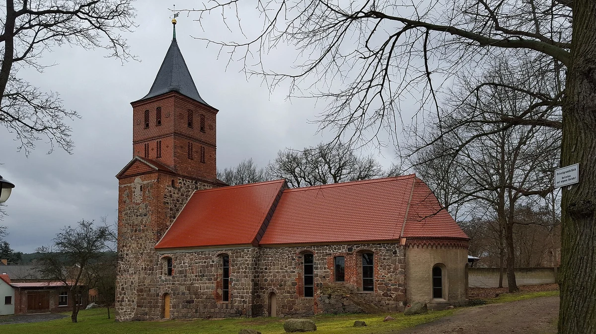 Dorfkirche Rogäsen – sanierte Feldsteinkirche im Ortsteil der Gemeinde Rosenau, Potsdam-Mittelmark, Brandenburg