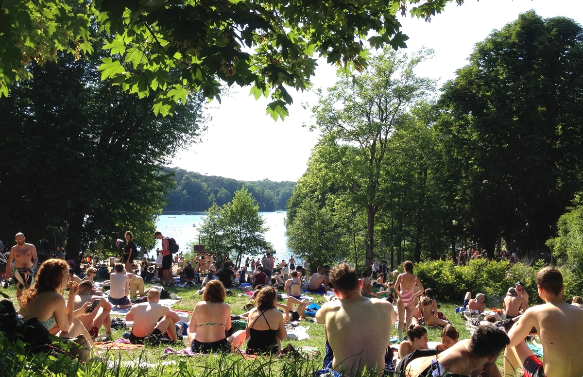 Seeufer und Badestelle am Schlachtensee nahe S-Bahnhof – Grunewaldseenkette, Ortsteil Berlin-Schlachtensee, Steglitz-Zehlendorf