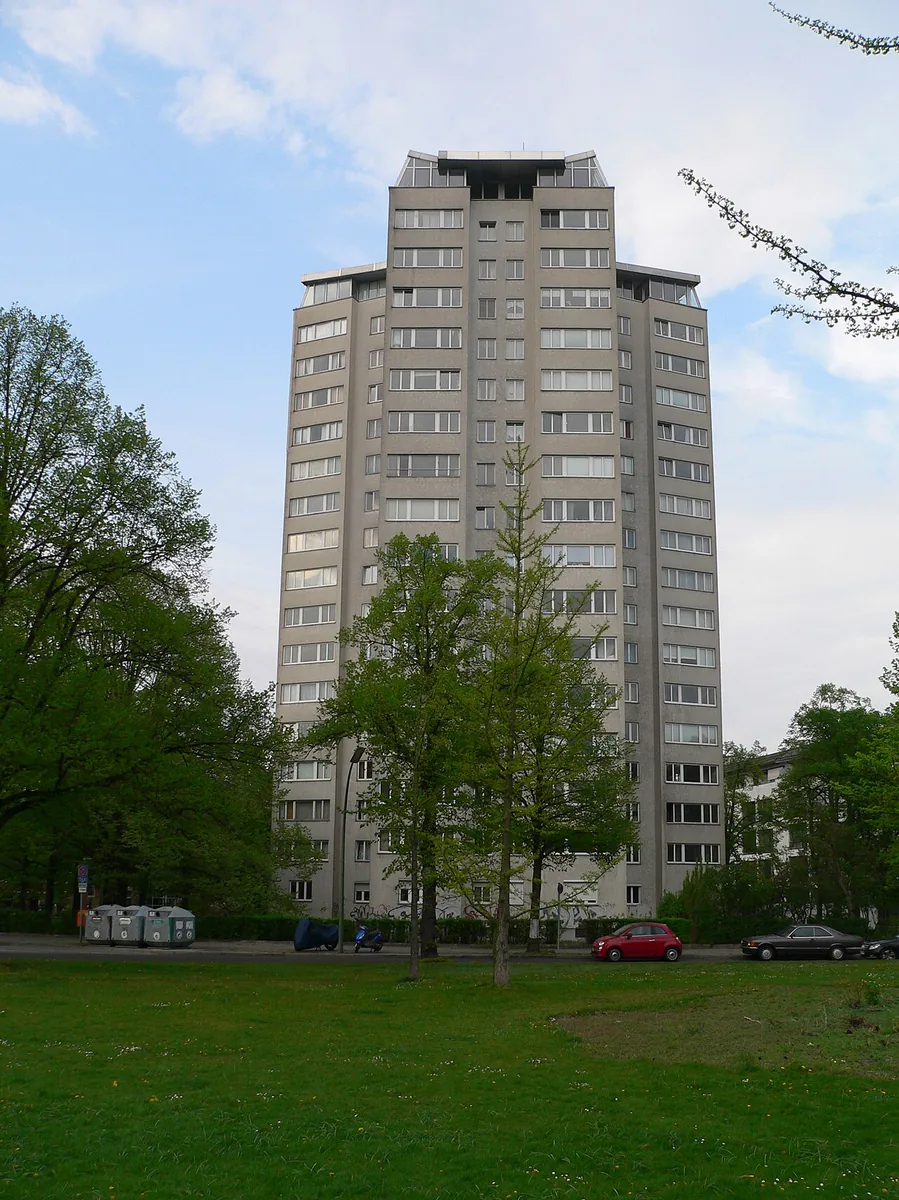 Roseneck Berlin-Schmargendorf – Wohnhochhaus und Kreuzung Berkaer Straße / Hohenzollerndamm