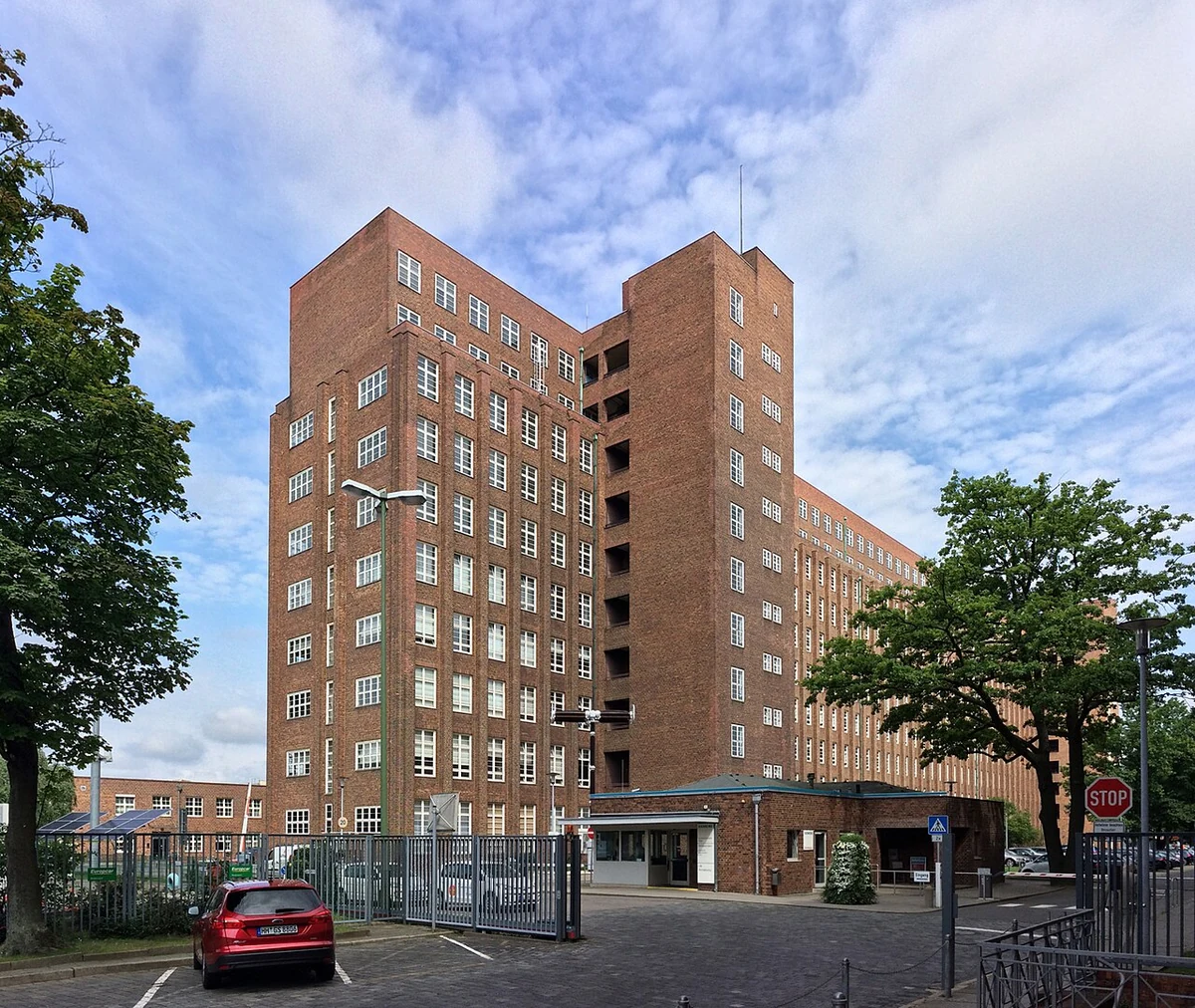 Nonnendammallee und Siemens-Campus in Berlin-Siemensstadt – Industrieachse und Werkswohnungen, Spandau