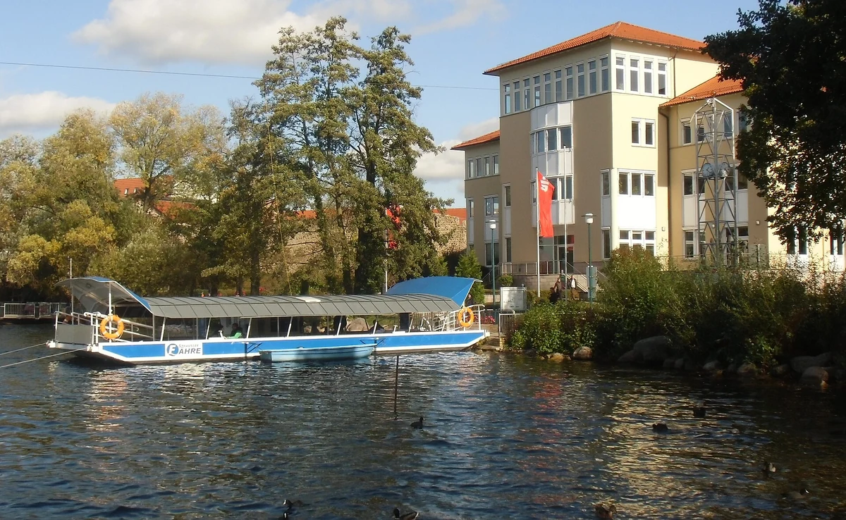 Strausseefähre – elektrisch betriebene Personenseilfähre über den Straussee, Altstadt Strausberg, Märkisch-Oderland, Brandenburg
