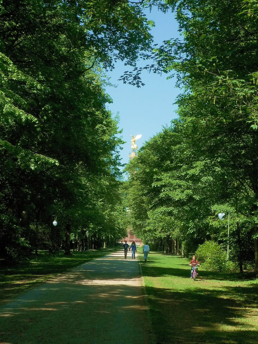 Großer Tiergarten in Berlin – Parkwege und Ortsteil Tiergarten am Potsdamer-Platz-Rand, Bezirk Mitte