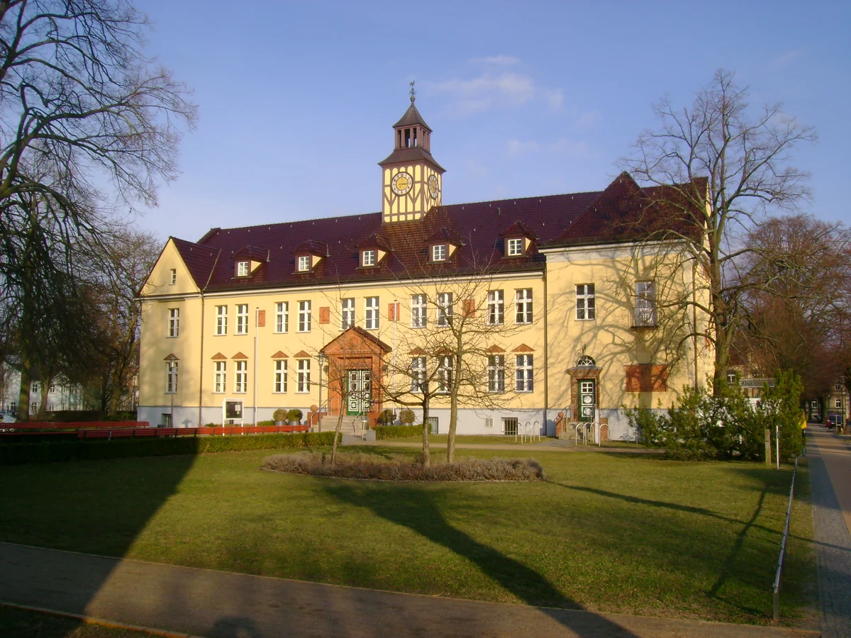 Rathaus Velten – ehemaliges Elektrizitätswerk mit Terrakotta-Fassade in der Ofenstadt, Landkreis Oberhavel, Brandenburg