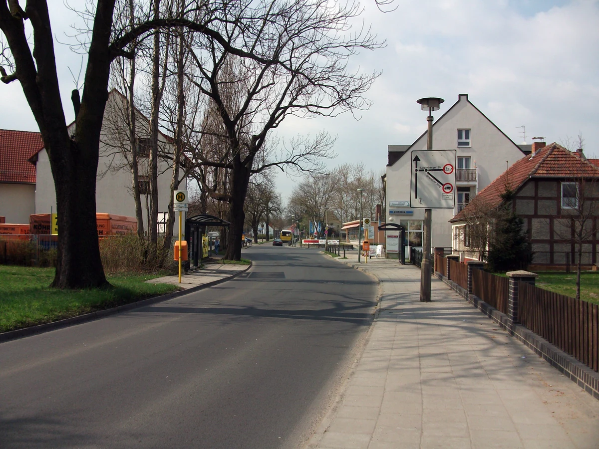 Dorfstraße in Berlin-Wartenberg (Lichtenberg) – Dorfkern am nordöstlichen Stadtrand, Ortsteil Wartenberg