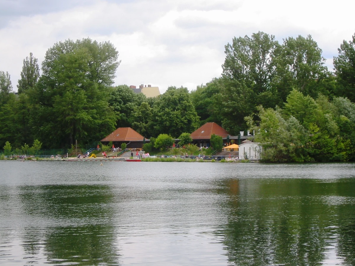 Weißenseer See und Antonplatz in Berlin-Weißensee – Seeufer und Kiezplatz, Bezirk Pankow