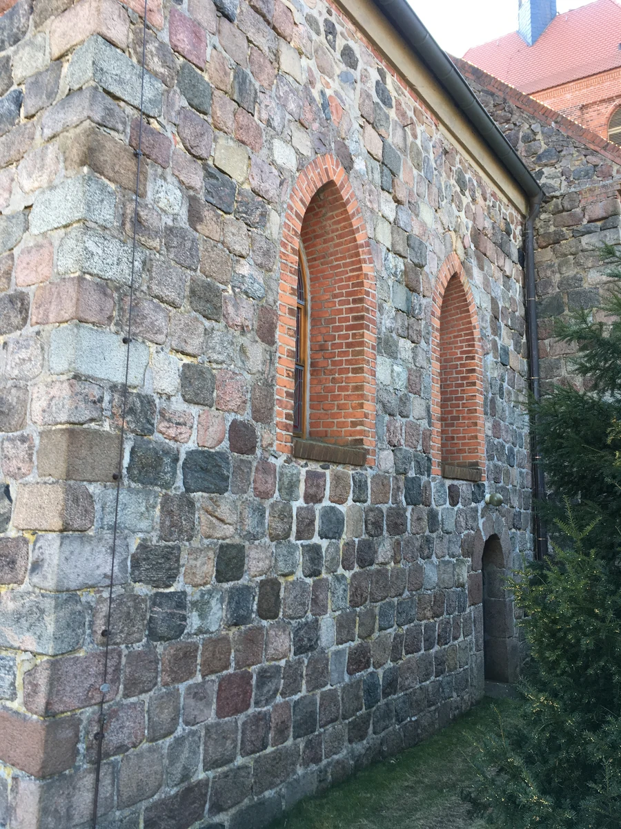 Dorfkirche Wesendahl – spätromanische Feldsteinkirche am Dorfanger, Ortsteil von Altlandsberg, Märkisch-Oderland, Brandenburg