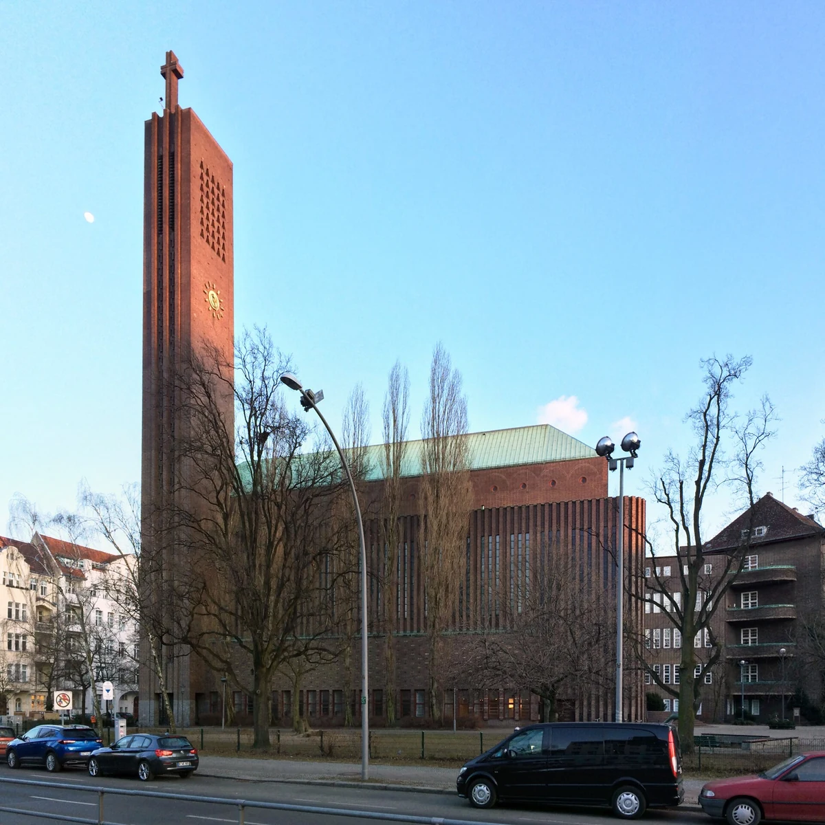 Kirche am Hohenzollernplatz – expressionistische Backsteinkirche am Hohenzollerndamm in Berlin-Wilmersdorf