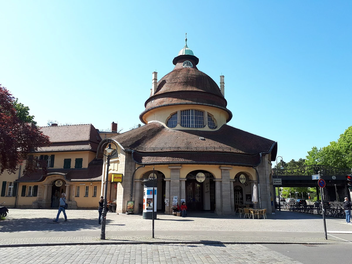 S-Bahnhof Mexikoplatz – historisches Bahnhofsgebäude am Mexikoplatz in Berlin-Zehlendorf