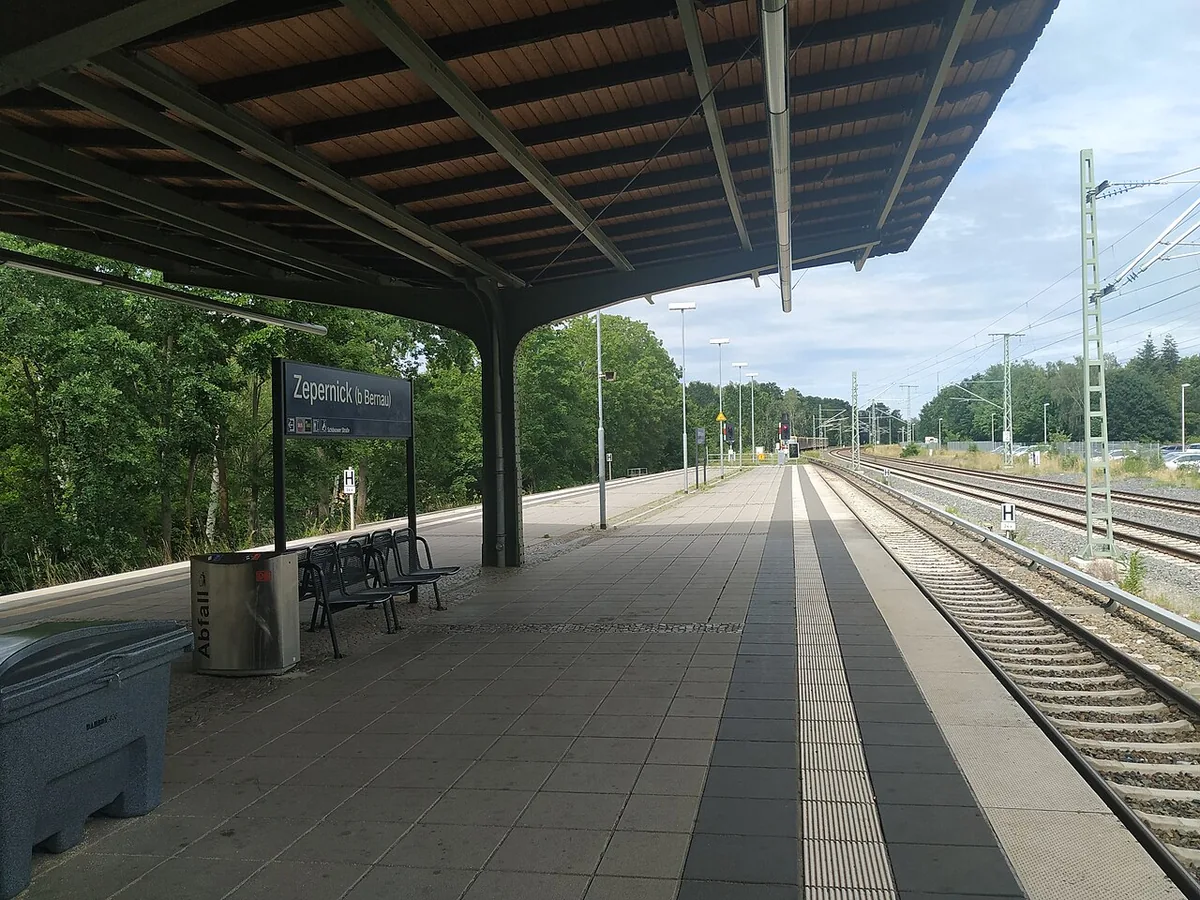 S-Bahnhof Zepernick – Empfangsgebäude und Bahnsteig der S2, Ortsteil Zepernick, Gemeinde Panketal, Brandenburg