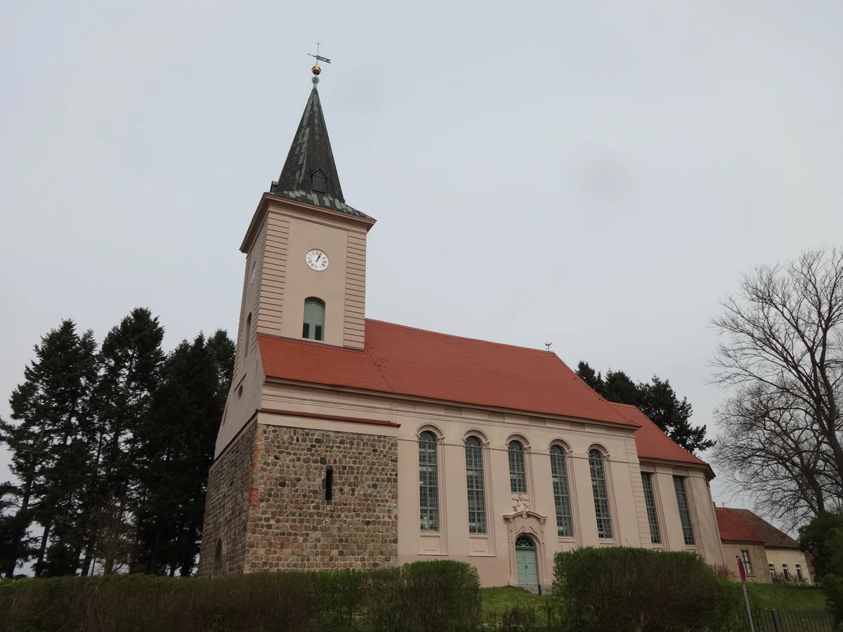 Evangelische Stadtkirche Biesenthal – Kirche mit Feldsteinturm und spitzem Turmhelm, Südwestansicht, Barnim, Brandenburg