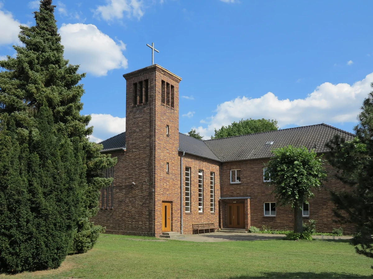 Evangelische Kirche Brieselang – Backsteinkirche mit quadratischem Glockenturm, Havelland, Brandenburg