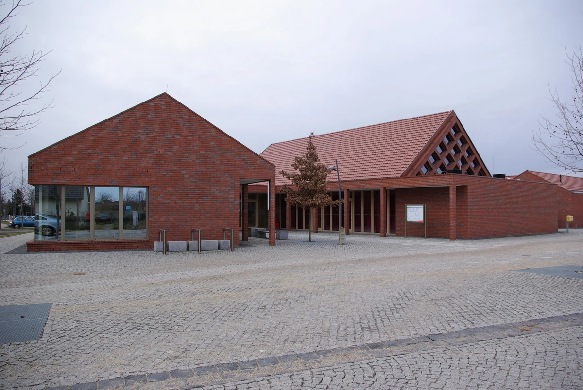 Gemeinschaftshaus im Ortsteilzentrum Diepensee – Backsteinbau des 2004 neu angelegten Ortsteils, Königs Wusterhausen, Dahme-Spreewald, Brandenburg