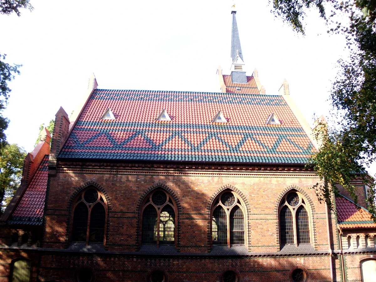 Kaiser-Friedrich-Kirche in Golm – neugotische Backsteinkirche mit gemustertem Ziegeldach, Ortsteil von Potsdam, Brandenburg